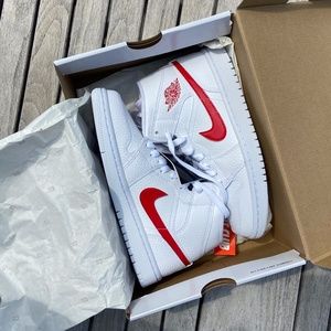 NIKE Womens Air Jordan 1 Mid 'White University Red